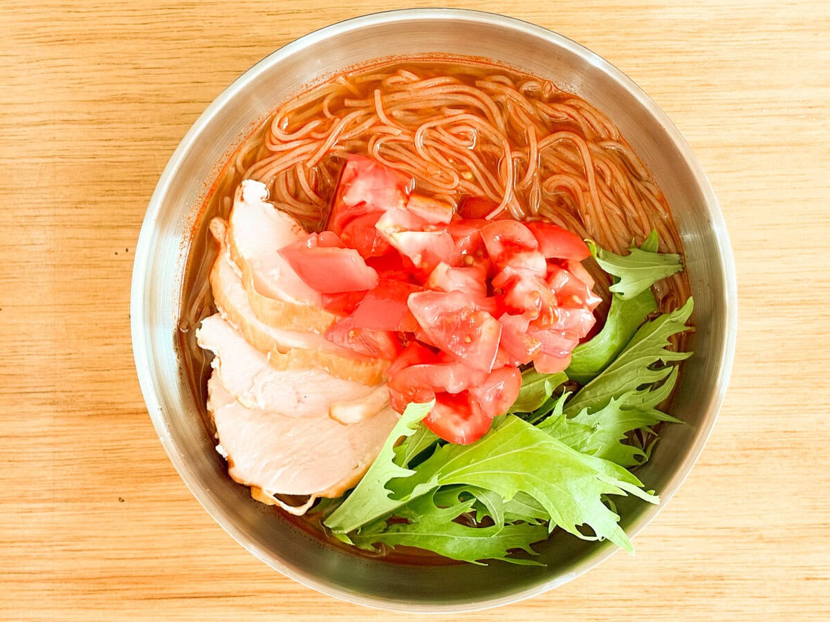 スープが赤いので辛そうに見えるけど、冷製パスタスープみたいなトマト感でまったく辛味はありません