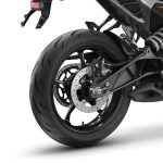 プリロード調整が可能なスプリットピストン・リアショックアブソーバーとシングルピストンのWP RCF4キャリパー（リヤ）を装備