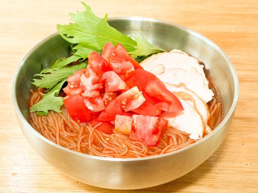 トマトのおいしさと出汁の旨みが詰まった爽やかなスープが麺によく絡みます