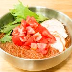 トマトのおいしさと出汁の旨みが詰まった爽やかなスープが麺によく絡みます