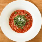 キャンプや震災時に食べるなら、洗い物を減らすためにパックのまま食べてもOKですが、器を選べばレストランのリゾットみたいな映えメニュー