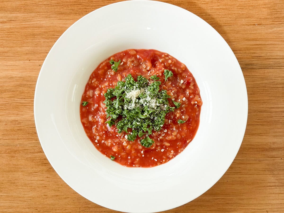 キャンプや震災時に食べるなら、洗い物を減らすためにパックのまま食べてもOKですが、器を選べばレストランのリゾットみたいな映えメニュー