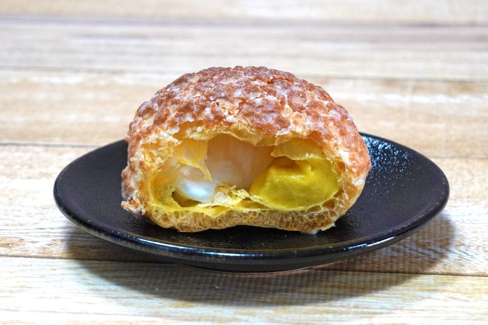 ザクザク食感のシューパフの中から出てくるバナナホイップクリームとバナナカスタードのふわふわ・しっとり食感が面白い！