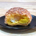 ザクザク食感のシューパフの中から出てくるバナナホイップクリームとバナナカスタードのふわふわ・しっとり食感が面白い！