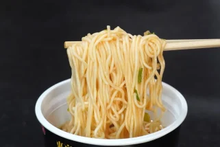 「このカップ麺、最高だった」深い旨味が楽しめる至極の一杯、贅沢すぎる日清の新作…ほか【カップ麺の人気記事ランキングベスト3】（2025年7月版）
