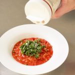 パセリや粉チーズなどをトッピングすれば食欲をそそる見栄えとなりますし、味わいも豊かになります