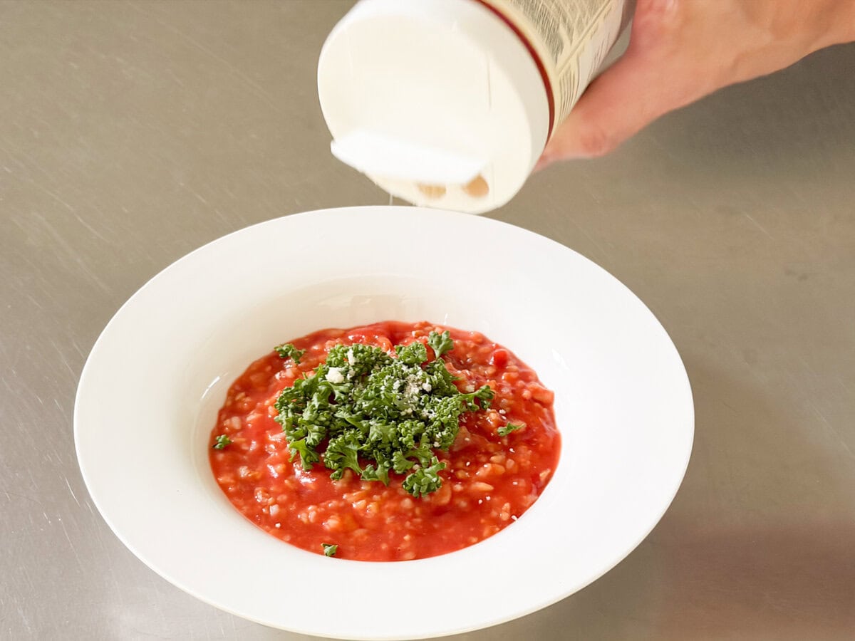 パセリや粉チーズなどをトッピングすれば食欲をそそる見栄えとなりますし、味わいも豊かになります