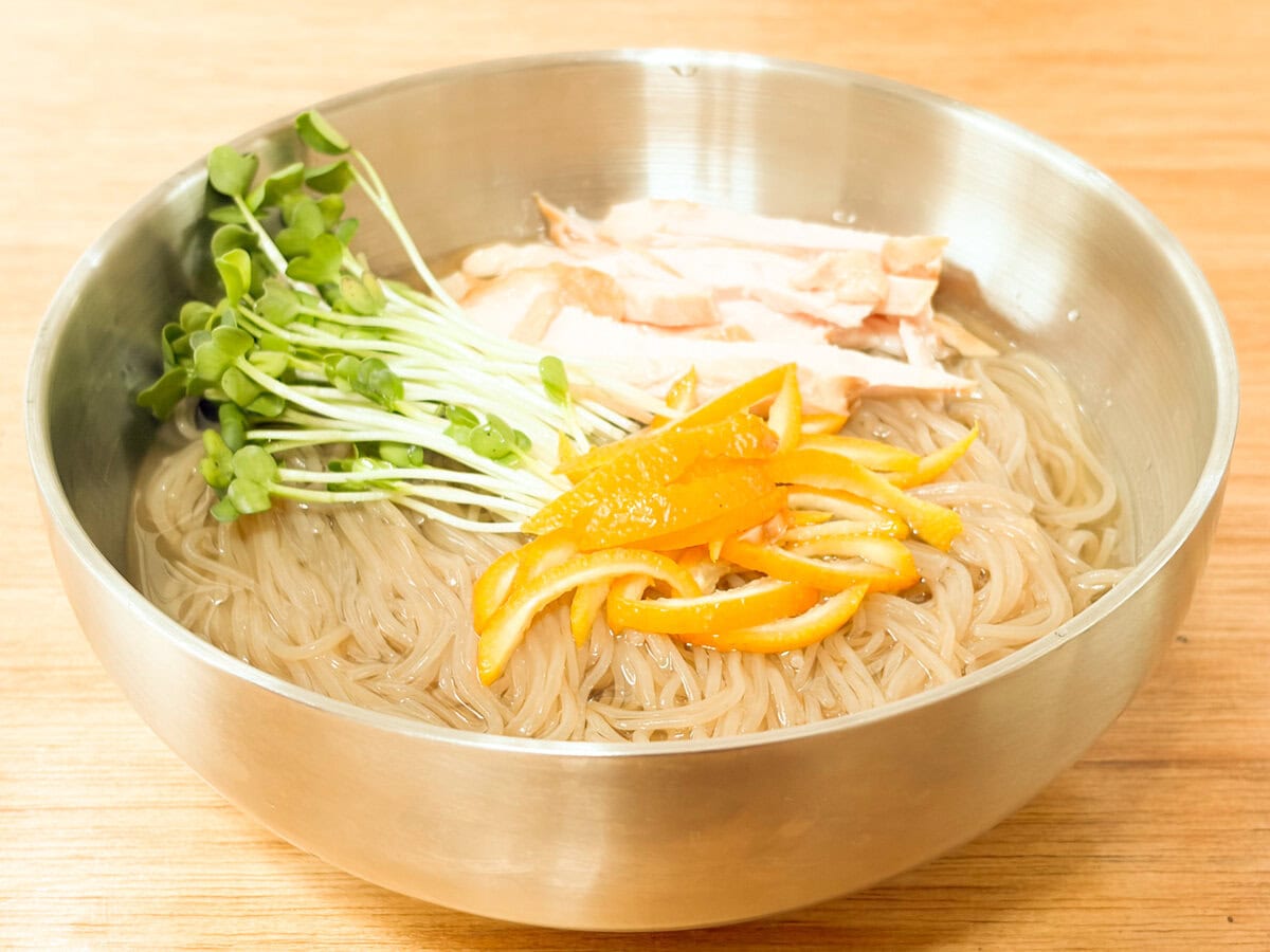 黒胡椒や柚子胡椒、お酢マシマシなどで味変を楽しみながら食べるのもオススメです