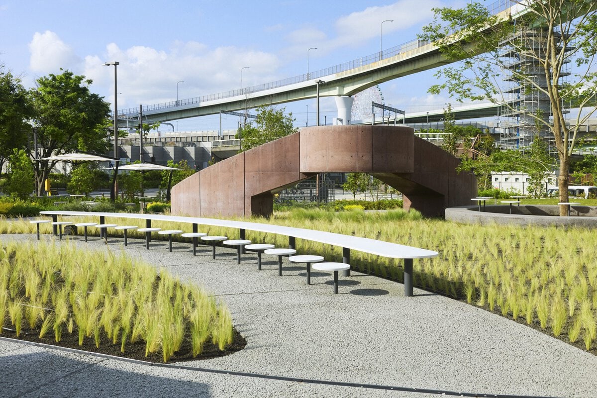 そして、建物の前には芝生が広がりクラフトビール醸造所らしからぬ公園のような解放感溢れる空間が広がります