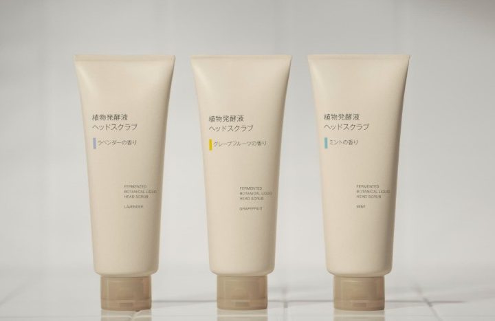 【無印良品ほか】残暑のベタつきには“週2回”が正解!シャンプーでは落ちない汚れも落とす「優秀頭皮クレンジング」3選を美容ライターが解説