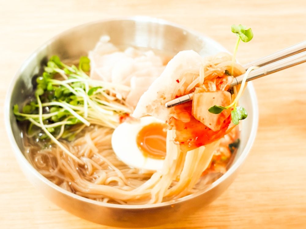 つるつるとしたのど越しとモチモチ食感の細麺はお店の冷麺と変わりない感じ