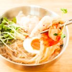 つるつるとしたのど越しとモチモチ食感の細麺はお店の冷麺と変わりない感じ