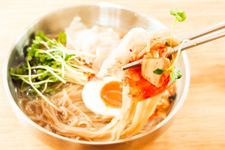 【茹で時間50秒で151円】業務スーパー「韓国冷麺」がコスパ最強の旨さ!全4種をフードスタイリストが実食レビュー