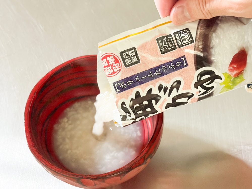 湯せん調理の場合は、レトルトパックがかなり熱くなっているので、火傷に注意しながら器に移します