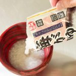 湯せん調理の場合は、レトルトパックがかなり熱くなっているので、火傷に注意しながら器に移します
