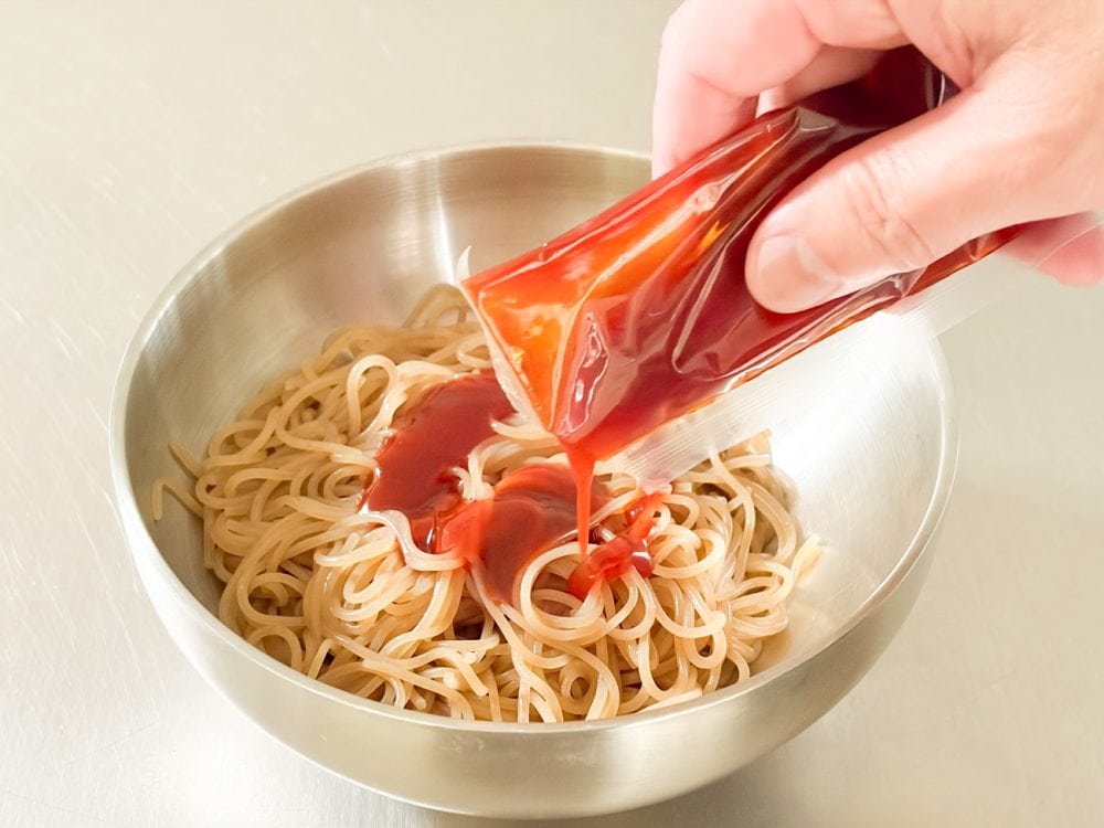 ソースはピリリと辛めなのが「ビビン麺」の特徴