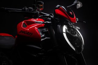【反則級のドゥカティ】新型「モンスター＋」をプロが試乗！400ccサイズに890ccエンジン搭載、扱いやすさと過激な走りが高次元で融合した究極の1台
