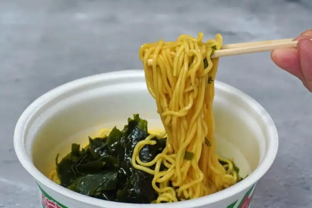 第3位 【カップ麺マニア最速実食】わかめラーメンを魔改造!? エースコック超大盛り「わかめオールスター」がもう理解を超えた味だった