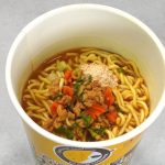 エースコック タテ型 CoCo壱番屋監修 専門店のカレーラーメン マイルド／出来立てのときはスープはさらさらでしたが、オニオンのふりかけを混ぜると、適度なとろみが出てカレールーらしさが出てきました