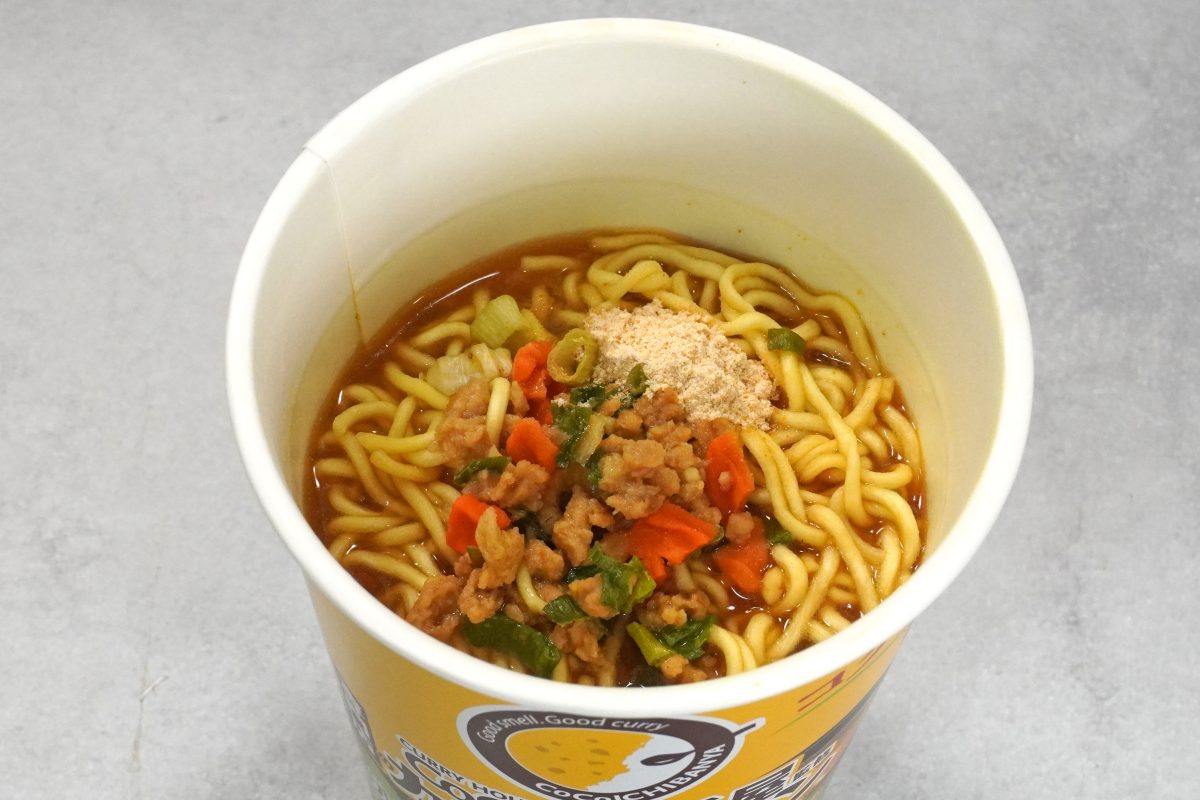 エースコック タテ型 CoCo壱番屋監修 専門店のカレーラーメン マイルド／出来立てのときはスープはさらさらでしたが、オニオンのふりかけを混ぜると、適度なとろみが出てカレールーらしさが出てきました
