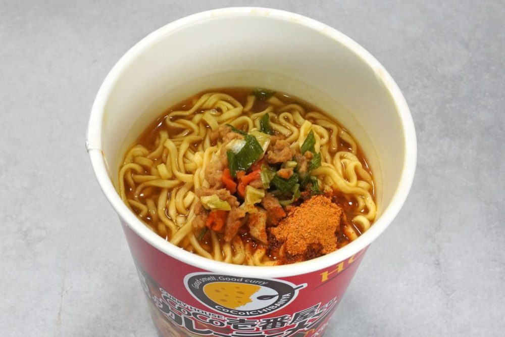 エースコック タテ型 CoCo壱番屋監修 専門店のカレーラーメン スパイシー／さらさらな舌触りは、まるでスープカレーのよう