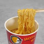 エースコック タテ型 CoCo壱番屋監修 専門店のカレーラーメン スパイシー／平打のちぢれ麺は柔らかい歯ごたえでカレースープをたっぷりと吸っており、麺の甘味とスープの辛味のバランスがとれている感じ