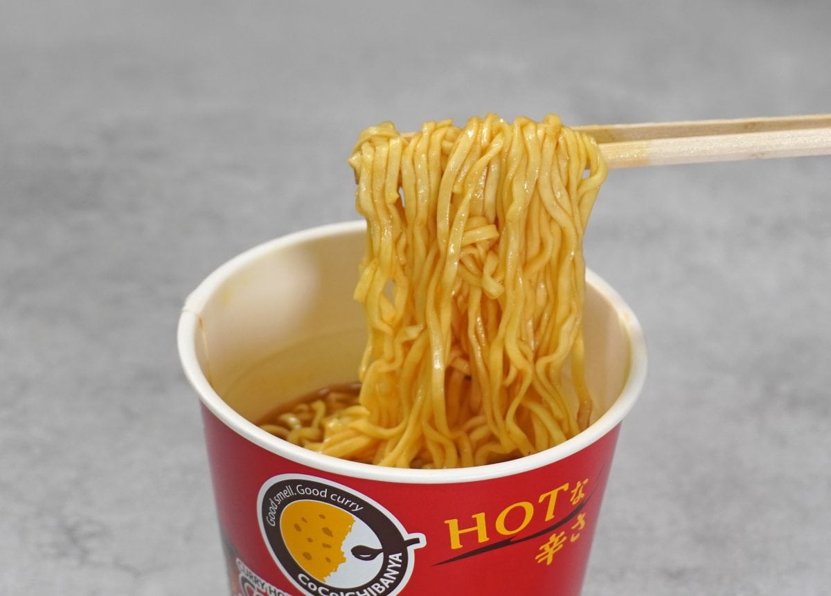 エースコック タテ型 CoCo壱番屋監修 専門店のカレーラーメン スパイシー／平打のちぢれ麺は柔らかい歯ごたえでカレースープをたっぷりと吸っており、麺の甘味とスープの辛味のバランスがとれている感じ
