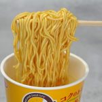 エースコック タテ型 CoCo壱番屋監修 専門店のカレーラーメン マイルド／麺は中太のストレート麺で、カレースープが適度にからみ、麺の小麦由来の甘味とマイルドなカレーのコクがミックスされた複雑な旨味が楽しめました