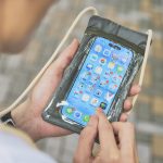 タッチ操作できるスマホポケットも搭載！