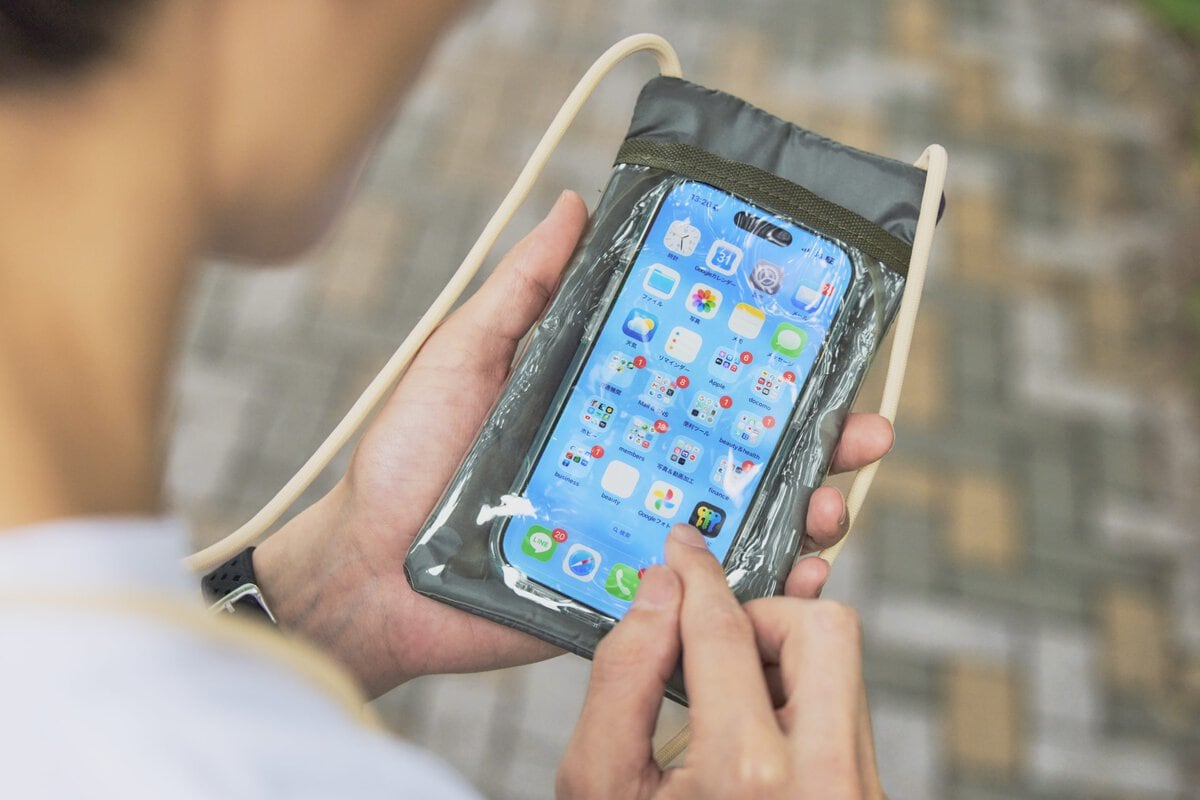 タッチ操作できるスマホポケットも搭載!