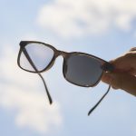 屋外・室内とシームレスに使える調光サングラス