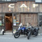 週末にはライダーも多く訪れ、賑わうライダースカフェ「ORTIGA」。ウッドの壁が目印！
