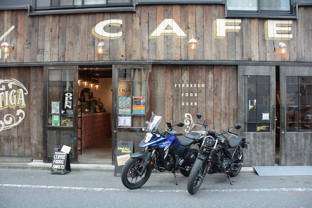 週末にはライダーも多く訪れ、賑わうライダースカフェ「ORTIGA」。ウッドの壁が目印！