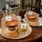 オリジナルのハンバーガー（¥1500）とアイスコーヒー（¥650）をオーダーし、インカムの感想を交わした。