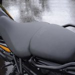 シート高は調整可能で、標準設定はやや高め（825mm）となっている。
