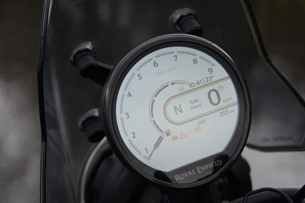 視認性に優れる円形の多機能メーターには、ナビ機能「TRIPPER DASH」が導入されている