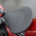 ヴィンテージ感を漂わせつつも座り心地も考慮されたソロシート