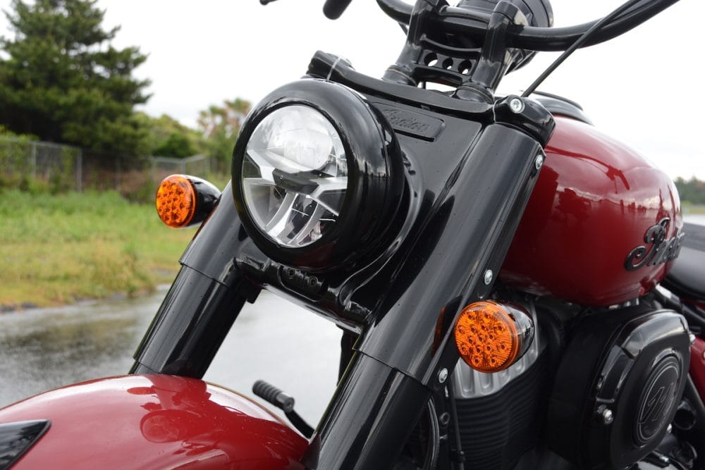 丸型のヘッドライトは明るく道を照らしてくれる先進のLED仕様