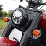 丸型のヘッドライトは明るく道を照らしてくれる先進のLED仕様