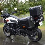 リミテッドには、アルミ製のパニアケースが標準で装備され、ツーリングシーンで大活躍してくれる。