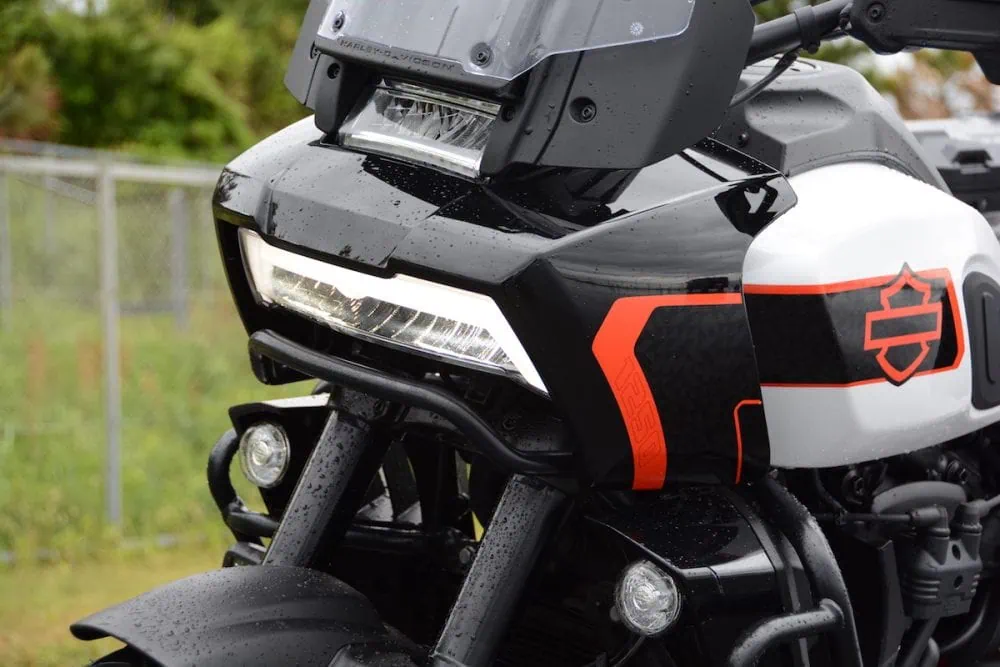 パンアメリカの個性的なマスクを際立たせるスクエアフォルムのライトは、バイクをリーンさせると追加ランプを点灯し、視認性を高めてくれる。