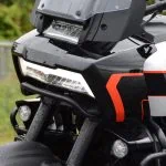 パンアメリカの個性的なマスクを際立たせるスクエアフォルムのライトは、バイクをリーンさせると追加ランプを点灯し、視認性を高めてくれる。