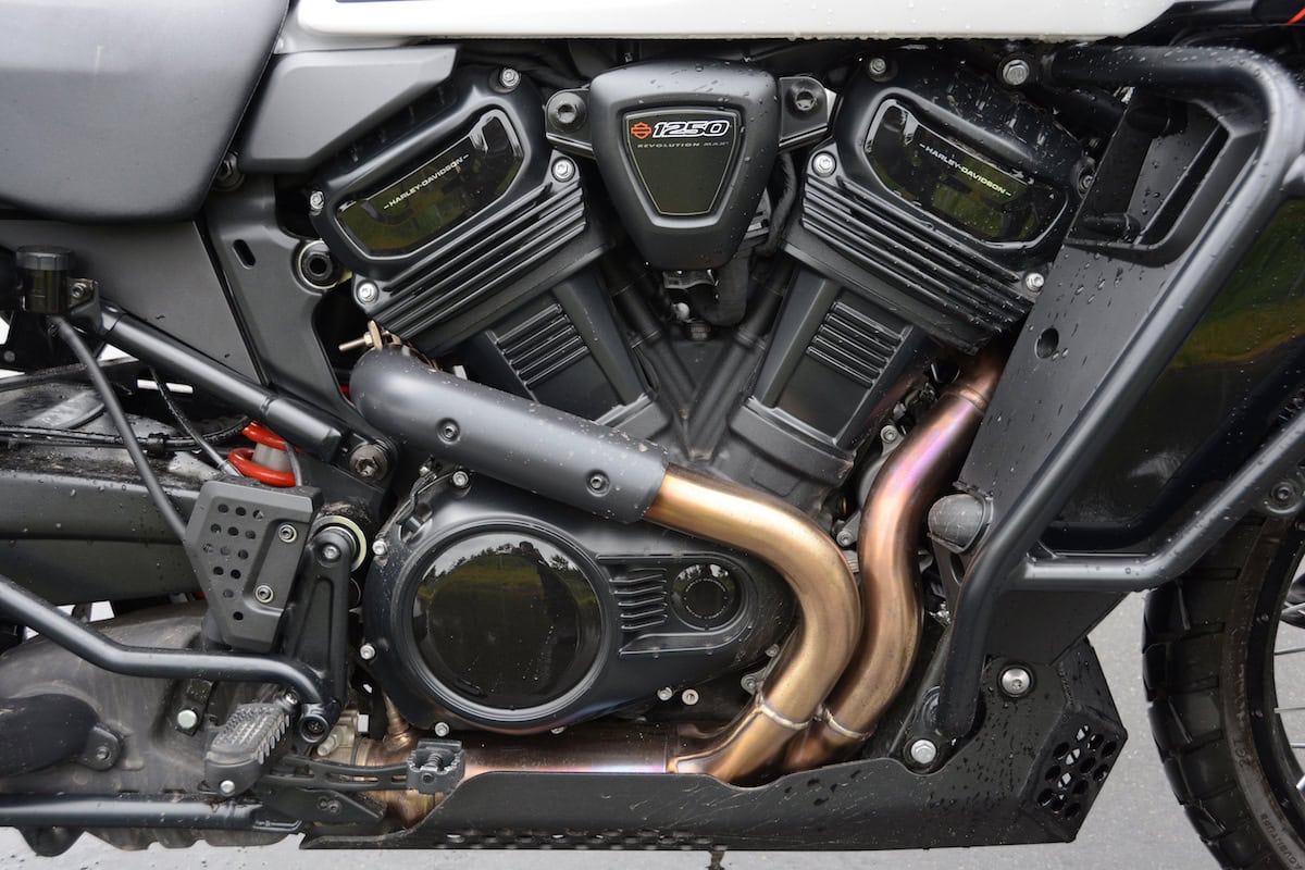 搭載されるRevolution Max 1250液冷式エンジンは、豊かなトルクを備え、安心してロングライドを楽しめる耐久性も備えている