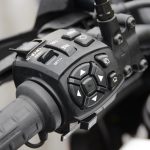 パンアメリカには、トラクション、ブレーキング、コーナリング等の先進の機能が搭載され、手元のボタンによって操作が可能となっている。