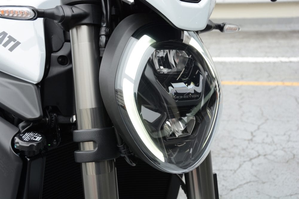 パニガーレV4へのオマージュとして採用された、ドゥカティ・ネイキッドバイクの特徴である「ダブルCデザイン」のヘッドライト