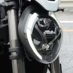 パニガーレV4へのオマージュとして採用された、ドゥカティ・ネイキッドバイクの特徴である「ダブルCデザイン」のヘッドライト