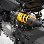 日常走行における優れた効率とスポーツ性の両方を確保するために採用されたショーワ製のリヤサスペンション（プリロード調整可能）