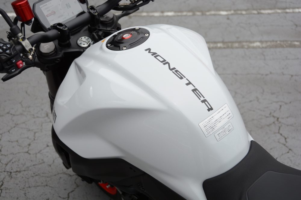 安定感のあるバイクライドを支えるニーグリップしやすい形状の燃料タンク