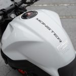 安定感のあるバイクライドを支えるニーグリップしやすい形状の燃料タンク