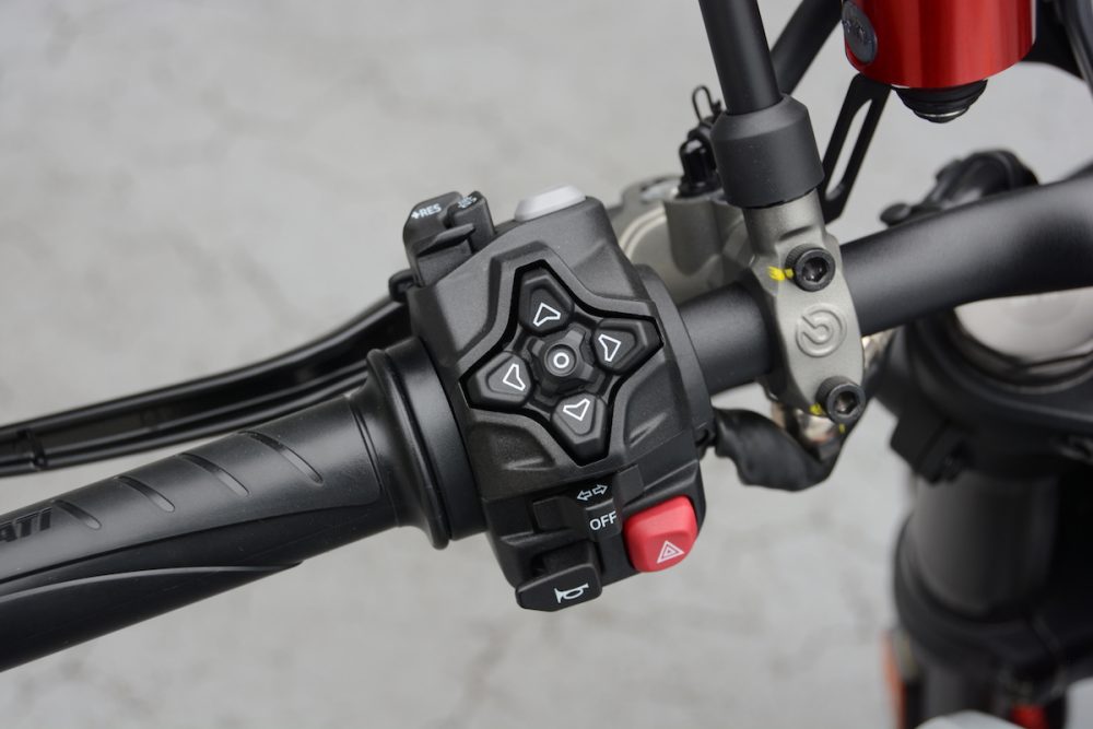 スマートフォンをBluetooth経由でバイクに接続し、通話、音楽、ターン・バイ・ターン・ナビゲーションなどの機能をディスプレイで直接操作できるようにする「ドゥカティ・マルチメディア・システム（DMS）」を搭載